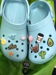 Aesthetic Black Crocs With Charms Pin By Ellam980 On Cute Clothes Shoes Crocs Crocs Shoes Crocs Fashion