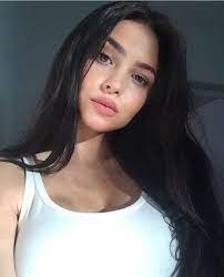 The purple highlights in brown hair are done starting from the middle of the head. Discovered By Henrl Find Images And Videos About Girl Hair And Tumblr On We Heart It The App To Get Lost I Beautiful Girl Makeup Cute Girl Face Beauty Girl