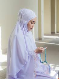 Shalat tarawih adalah shalat sunnah di bulan ramadan yang dikerjakan setelah shalat isya. Shalat Tarawih Di Rumah Tata Cara Shalat Tarawih Sendiri Dan Berjemaah