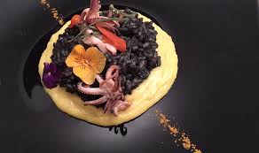 Risotto al nero di seppia. Risotto Al Nero Di Seppia Con Calamari E Crema Alla Curcuma Il Buon Riso