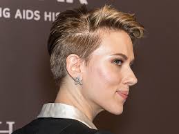 Sul questo bowl cut la nuca è rasata ed è presente una frangetta molto corta. Charlene Di Monaco Il Nuovo Taglio Rasato A Meta Rock Io Donna
