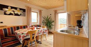 La casa ha 7 posti letto (2 camere più soggiorno con divano letto), 1 bagno e terrazzino con vista valle. Comodi Appartamenti In Val Pusteria Kehrerhof Appartamenti In Val Pusteria Agriturismo In Alto Adige