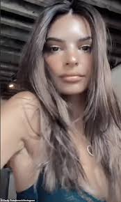 Emily ratajkowski is the latest sporting pink hair. Emily Ratajkowski Reveals Brunette Hair In New Swimsuit Snap Daily Mail Online