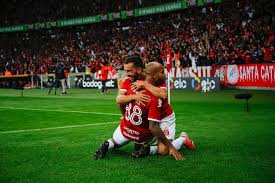 Os dois times se enfrentam em confronto da 18ª rodada do brasileirão neste cuesta e lucas ribeiro são vencidos pelos atacantes gremistas aos 43 minutos do segundo tempo, quando léo chú garantiu a vitória ao grêmio. Internacional E Gremio Como Assistir Online Ao Vivo No Celular E Pc Tekimobile