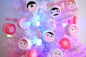 Un arbre de noël avec des bouchons en liège et des capsules. Faire Des Boules De Noel Avec Des Bouchons Thepopcase