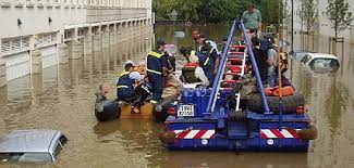 Dauerregen hat im westen deutschlands flüsse und bäche in reißende fluten verwandelt. Flutkatastrophe 2002 Wasser Soweit Das Auge Reichte