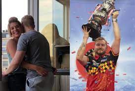 Met een kraker tegen michael van gerwen begint dimitri van den bergh vandaag aan de tweede fase van de premier league darts. Dancing Dimi Gooit Twee Keer In De Roos Met Winst In Groot Merksem Het Nieuwsblad Mobile