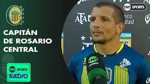 El club atlético rosario central, conocido simplemente como rosario central, rosario o central, es una entidad deportiva argentina de la ciudad de rosario, 6 en la provincia de santa fe, cuya principal actividad es el fútbol masculino, en el que participa de la primera división de argentina.es propietario del estadio gigante de arroyito. Emiliano Vecchio Distributes His Salary To Those Who Earn The Least In Rosario Central Archyde