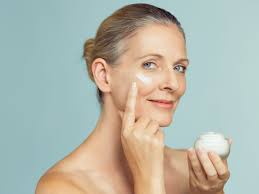 Una de las claves para lograr la esencia de la belleza es encontrar la mejor crema hidratante facial. Crema Hidratante Para El Acne Antiarrugas Estos Son Los Cosmeticos Que Debes Usar Segun Tu Edad Moda Y Belleza