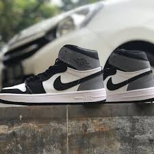 Daftar harga jordan karet hitam putih terbaru agustus 2021. Jual Sepatu Basket Nike Air Jordan 1 Retro Classic Putih Abu Abu 42 Jakarta Selatan Kang Kabayan Tokopedia