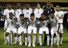 حقق المنتخب السعودي الفوز على تايلاند بثلاثية نظيفة، وعزز صدارته للمجموعة الثانية في التصفيات الآسيوية المؤهلة لنهائيات كأس العالم في روسيا 2018. Ø§Ù„Ø£Ø®Ø¶Ø± Ø§Ù„Ø³Ø¹ÙˆØ¯ÙŠ ÙŠØ£Ù…Ù„ ÙÙŠ Ø¥Ø³ØªØ¹Ø§Ø¯Ø© Ø°Ø§ÙƒØ±Ø© Ø§Ù„Ø¨Ø·ÙˆÙ„Ø§Øª Ø£Ù…Ø§Ù… Ø§Ù„Ø£Ø²Ø±Ù‚ Ø§Ù„ÙƒÙˆÙŠØªÙŠ ÙÙŠ Ø¥ÙØªØªØ§Ø­ ÙƒØ£Ø³ Ø§Ù„Ø¹Ø±Ø¨ Ø§Ù„Ø±ÙŠØ§Ø¶ÙŠ Ù†Øª