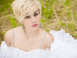 It may vary from above the ears to below the chin. 50 Classy Short Blonde Hairstyles To Look Special 2020