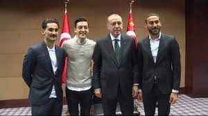 Ilkay gundogan, mesut ozil, turkey president erdogan and cenk tosun. Mesut Ozil Ve Ilkay Gundogan Tayyip Erdogan Ziyaret Mesut Ozil Ilkay Gundogan Almanya Milli Takimi