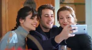 Kerem eroul princiapla traieste alaturi de parintii sai care muncesc in casa unei familii prin ce intamplari vor trece cei doi asta ne ramane noua de vazut. Elita Societatii Ep 25 26 Ultimele Episoade Rezumat Pulbere De Stele