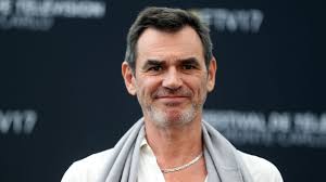 Cependant, des visages bien familiers continuent de parcourir le mistral. Jerome Bertin Alias Patrick Nebout Fait Ses Adieux A Plus Belle La Vie Attention Spoilers