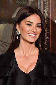 Get the latest and most updated news, videos, and photo galleries about penélope cruz. Penelope Cruz Mit Neuem Kurzhaarschnitt So Gut Steht Ihr Ein Bob Vogue Germany