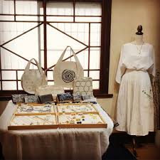 宇都宮のギャラリーハンナさんにて 坂本これくしょん展 ギャラリーハンナ 坂本これくしょん 漆アクセサリー 蒔絵バッグ 築80年の古民家 宮崎駿監督の住んでいた家 トーマスあす子 さん sakamotocollection table settings instagram settings