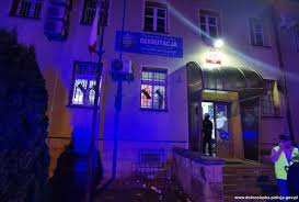22:00 w ogródku restauracji znajdującej się na długim targu w gdańsku. 2gv 38qmjopimm