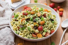 Nun alles laut rezept mit mayonnaise, ketchup, essig, öl, salz, pfeffer. Pesto Nudelsalat Mit Erbsen Und Tomaten Rezept Elle Republic