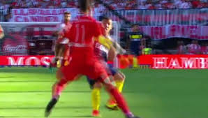 Julio buffarini envió un pase a cristian medina, que no dudo y tiro un centro dentro del área que fue aprovechado por carlos tevéz. Un Blooper Para La Historia El Gol De Tevez A River Tras Error De Batalla Futbol Internacional Depor