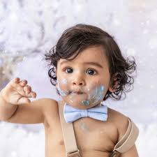 Cold days call for cake… and a warm fruity bath to follow! ❄️🍰🛁 Aiden's  winter ONEderland cake smash was full of giggles, snowflakes, and sweet  moments. From messy hands to citrusy splashes —