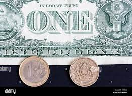 Ein US-amerikanischer Dollar Bill, Banknote, mit einem Britischen Pfund  Sterling coin und ein Euro Münze auf schwarzen Hintergrund. Wechselkurse  Stockfotografie - Alamy