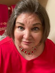 Happy ValentinesDay💕 Quacking with my scallop grommet sleeve top and  Christmas costume jewelry.