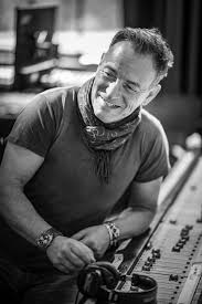 Брюс фре́дерик джо́зеф спри́нгстин — американский певец, автор песен и музыкант. Bruce Springsteen S Letter To You Is A Reverent Tribute Time