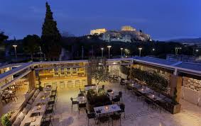Μικρό αλλά σύγχρονο, διαθέτει καταστήματα και καφέ, εστιατόριο, τράπεζες και ανταλλακτήρια συναλλάγματος καθώς και γραφεία ενοικίασης αυτοκινήτων. Ekdhlwseis Dionysos Zonars