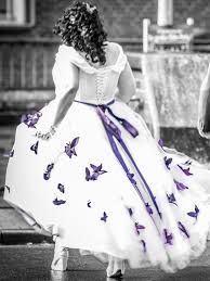 Hast du sehr blasse haut greif zu einem kleid in pflaume oder beere durch den höheren rotanteil wirkt dein teint frischer. Hochzeitskleid Lila Cindy Ella Bridal