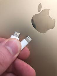100% genuine charger plug usb cable lead for apple iphone 8+ 7+ 6+ 5s xs xr uk. This Has Happened On Two Genuine Plugs I Can T Tell If It S Corrosion Or Burn Marks From Arcing Anyone Else Get This Iphone