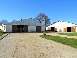 Maison A Vendre En Basse Normandie Calvados Lisieux Idealement Situe A 2h De Paris Et 30 Minutes De Deauville Centre D Entrainment Piscine Pour Chevaux Piste Manege Boxes Et 15 Hectares De