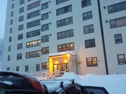 More images for αλάσκα πρωτεύουσα » H Polh Ths Alaskas Opoy Oloi Oi Katoikoi Zoyn Sto Idio Ktirio Ti Les Twra