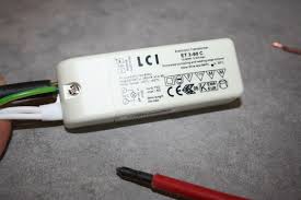 Photos des branchements avec différentes marques d'appareillages, norme électrique comment brancher un interrupteur à voyant ? Faire Le Branchement D Un Spot Avec Transformateur 12v Et Ampoule Halogene