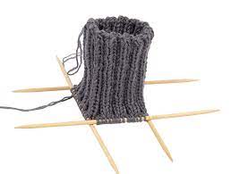 Anfänger sollten es mal mit stulpen versuchen, bevor sie sich an die viel schwierigeren socken wagen. Anleitung Stulpen Stricken Fur Stiefel Buttinette Blog