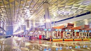 Karena itu nggak heran jika sekarang mereka bukan lagi disebut porter, tapi airport helper sekaligus pengumpul troli. Kenalan Dengan Terminal 3 Bandara Internasional Soekarno Hatta Yuk