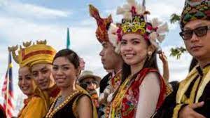 Isu bumiputera dan pendatang asing dilihat dari perspektif sosialis yang ditulis oleh muhammad salleh (disember 2001). Uniknya Warisan Dan Budaya Di Sarawak