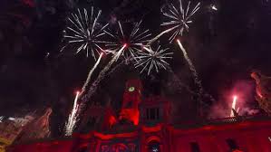 (con mayúscula) noche del treinta y uno de diciembre en que se celebra el final de un año y la llegada de otro: Nochevieja En Valencia Horarios Y Consejos Para La Fiesta De Las Campanadas En La Plaza Del Ayuntamiento