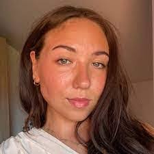 Amanda Kralik's Instagram, Twitter & Facebook