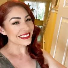 GETTING READY!! , Para conectarnos a las 8pm por mi página de FACEBOOK  DANIELA DROZ! , 🎤HΩΨ SΣ CΔΠTΔ 🎤 , Gracias al Papasito @erickosorio03 por  mi 💇🏽‍♀️ &💄