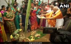 Nālāyira divya prabandham) is a collection of 4,000 tamil verses (naalayiram in tamil means 'four thousand'. Rss Chief Mohan Bhagwat Celebrates Pongal In Tamil Nadu Recites Couplet From Tirukkural