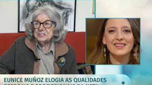 A reconhecida actriz assume mais uma vez um papel interventivo na sua carreira, neste espetáculo íntimo, onde avó e neta contracenam ao. Eunice Munoz Surpreende A Neta Lidia Munoz Em Direto Eu Dou Lhe Como Presente A Minha Carreira