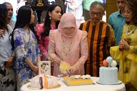 I was manja with my nanny, mak namah, and spent more of my tunku azizah never had any formal chef training although she wished she had. Tunku Azizah Hasilkan Karya Kulinari Pahang Malaysia Aktif