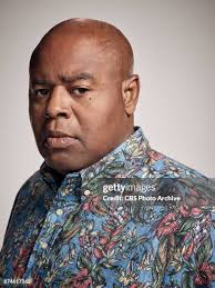 Alex O'Loughlin poses for pictures