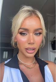 Julia Perri's Instagram, Twitter & Facebook