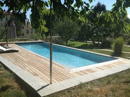 Deux Liners Armes De Couleurs Differentes Dans Une Piscine
