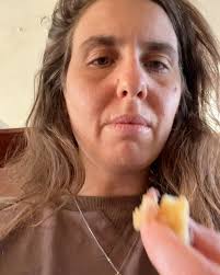 פעם היה לי קל לקום בבוקר, היום אני מגרדת את עצמי מהמיטה כי למה לקום מהמקום  המדהים הזה, וגם פעם לא ככ רציתי לחזור הביתה ישר מהעבודה , היום אני ממש מחכה  לחזור ולשבת במרפסת הנעימה, ולשתות קפה עם עלמה ...