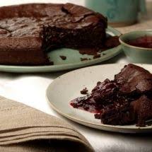 Bolo Sem Farinha Com Calda De Frutas Vermelhas Bolo Sem Farinha Ideias Food Cakes