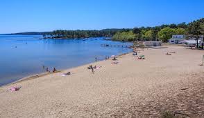 Plage De Piqueyrot A Hourtin Magnifique Et Familiale Au Bord Du Lac D Hourtin Hourtin Plage Plage Lac