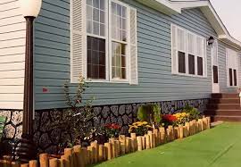 Unique Mobile Home Skirting Ideas Love The Rock Look Mobilehomeremodelling Mobile Home Landscaping Mobile Home Skirting Mobile Home Renovations